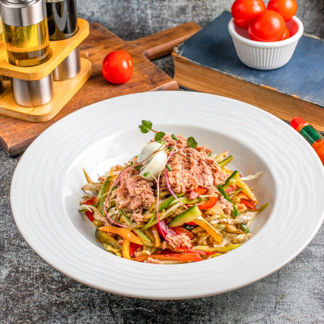 Tuna balığı salatı